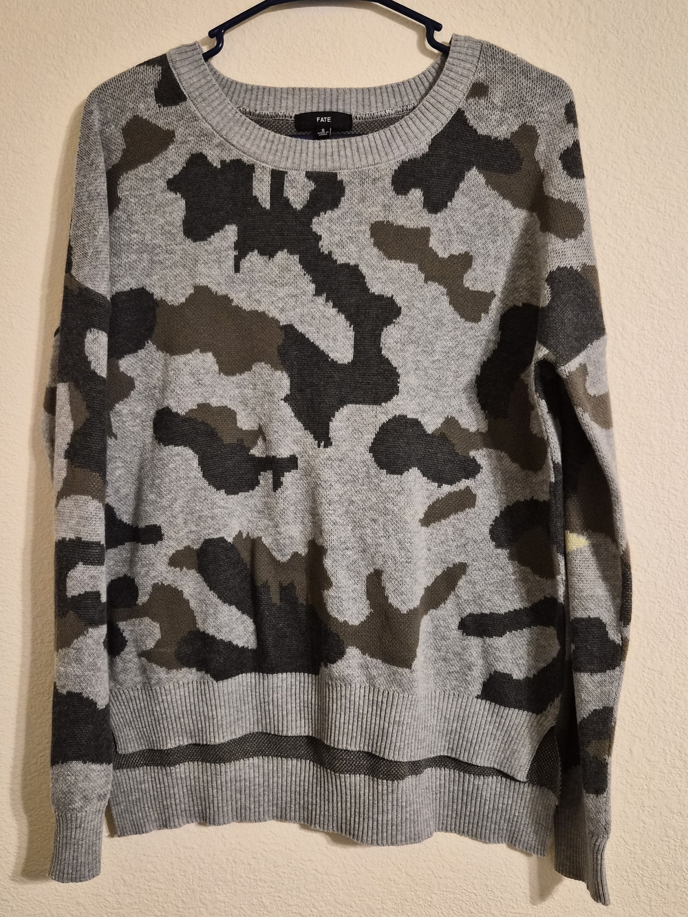 Fate Women's Small Crewneck Sweater in Gray and Brown Camo